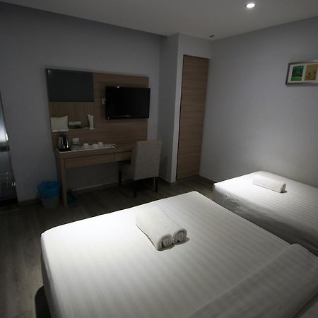 Hotel 99 Pusat Bandar Пучонг Экстерьер фото